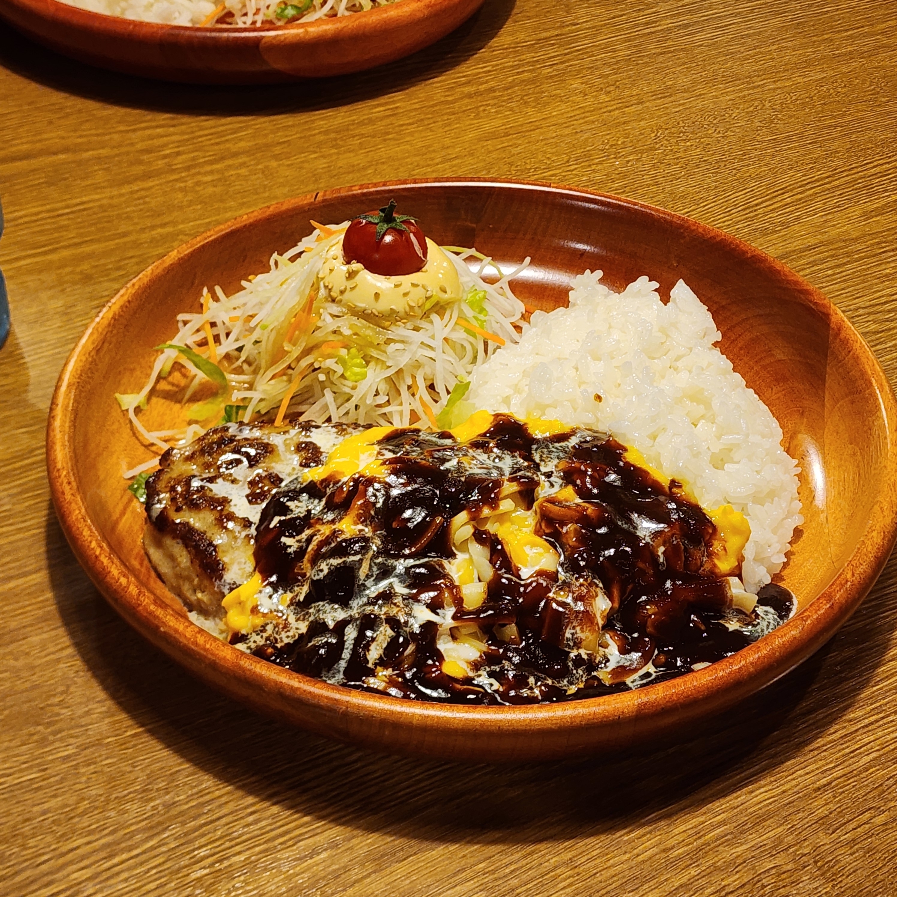 びっくりドンキーのおすすめフードメニュー「オムデミチーズバーグディッシュ」