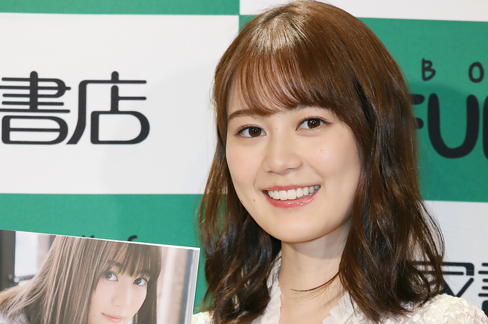 与田祐希が自分の新しい写真集を本屋のイベントで紹介している。