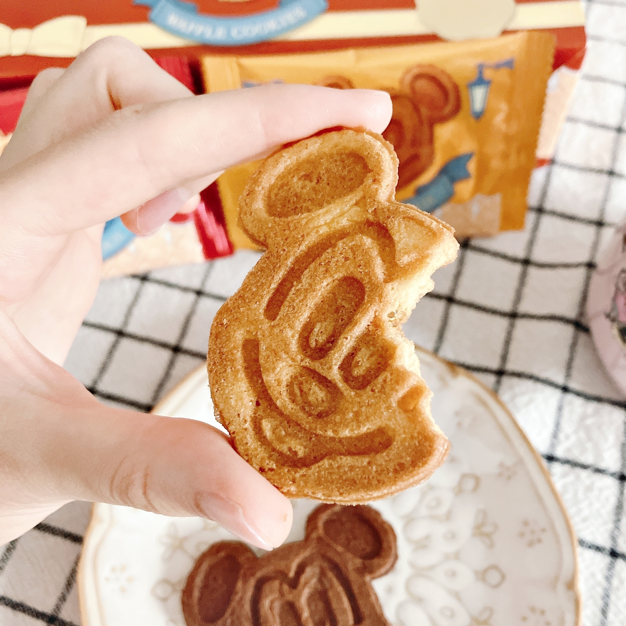 ディズニーランドのおすすめお菓子「ワッフルクッキー 紙箱 ミッキー」