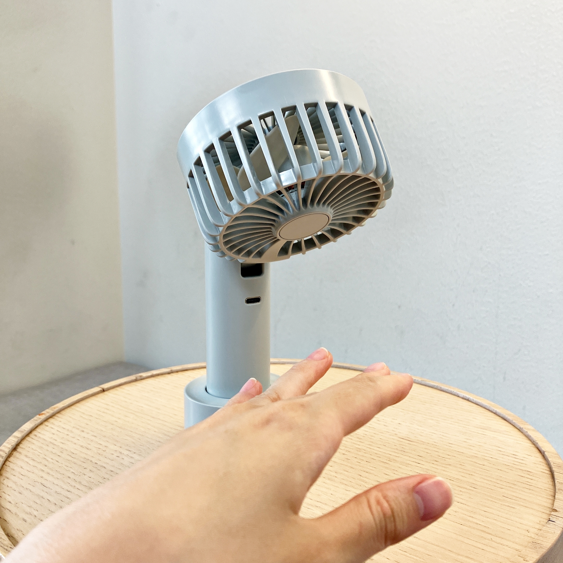 3COINS（スリーコインズ）のおすすめ夏グッズ「スタンド付きハンディファン」