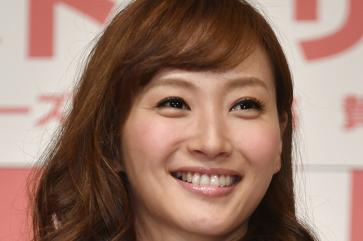 女性が微笑んでいる姿の写真です。