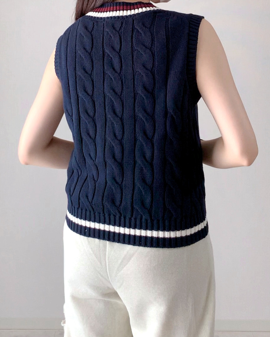 GUのオススメのベスト「チルデンケーブルベスト」のコーディネート