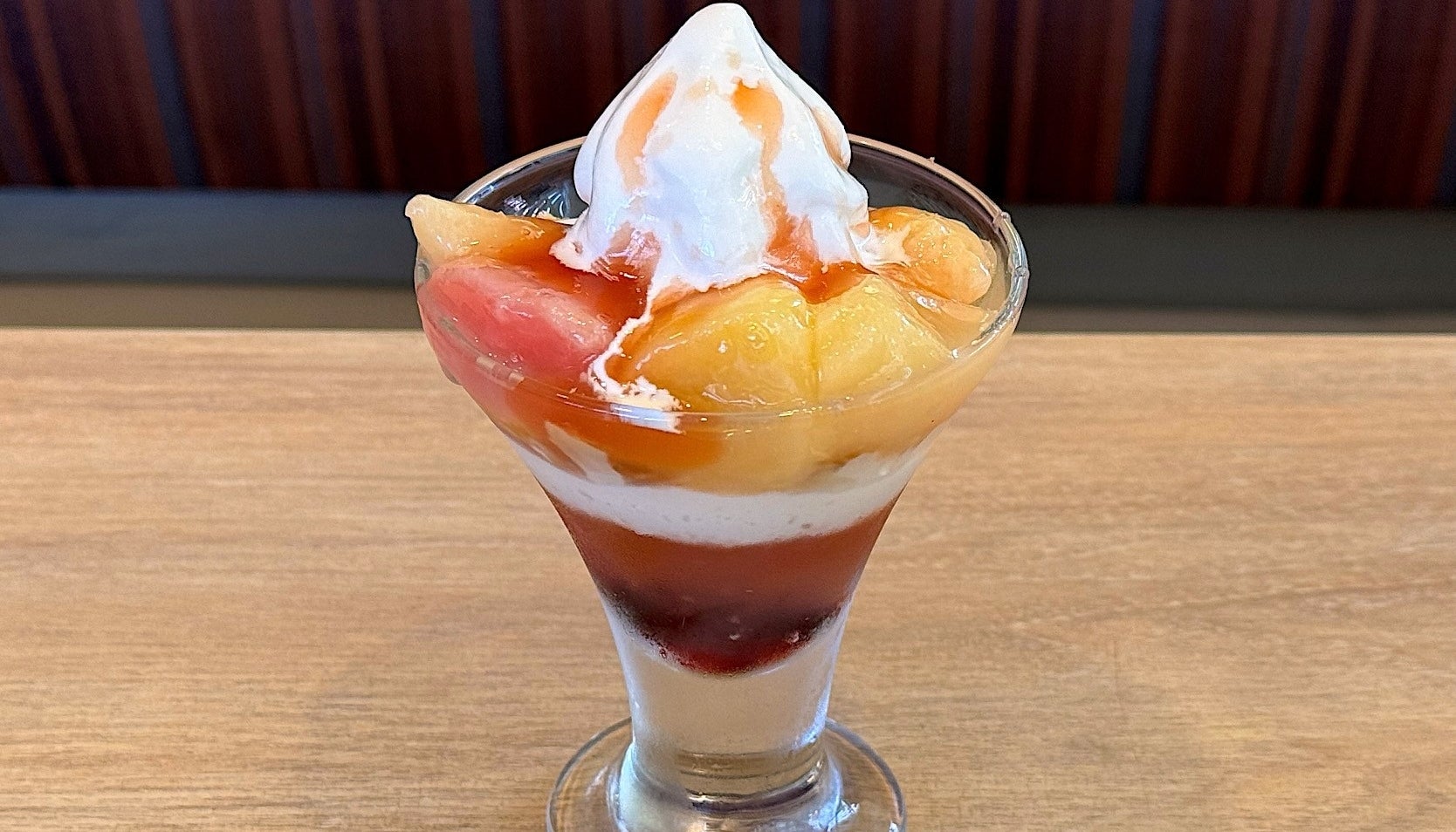 ガストのおすすめスイーツ「ごろっと白桃のサンデー」