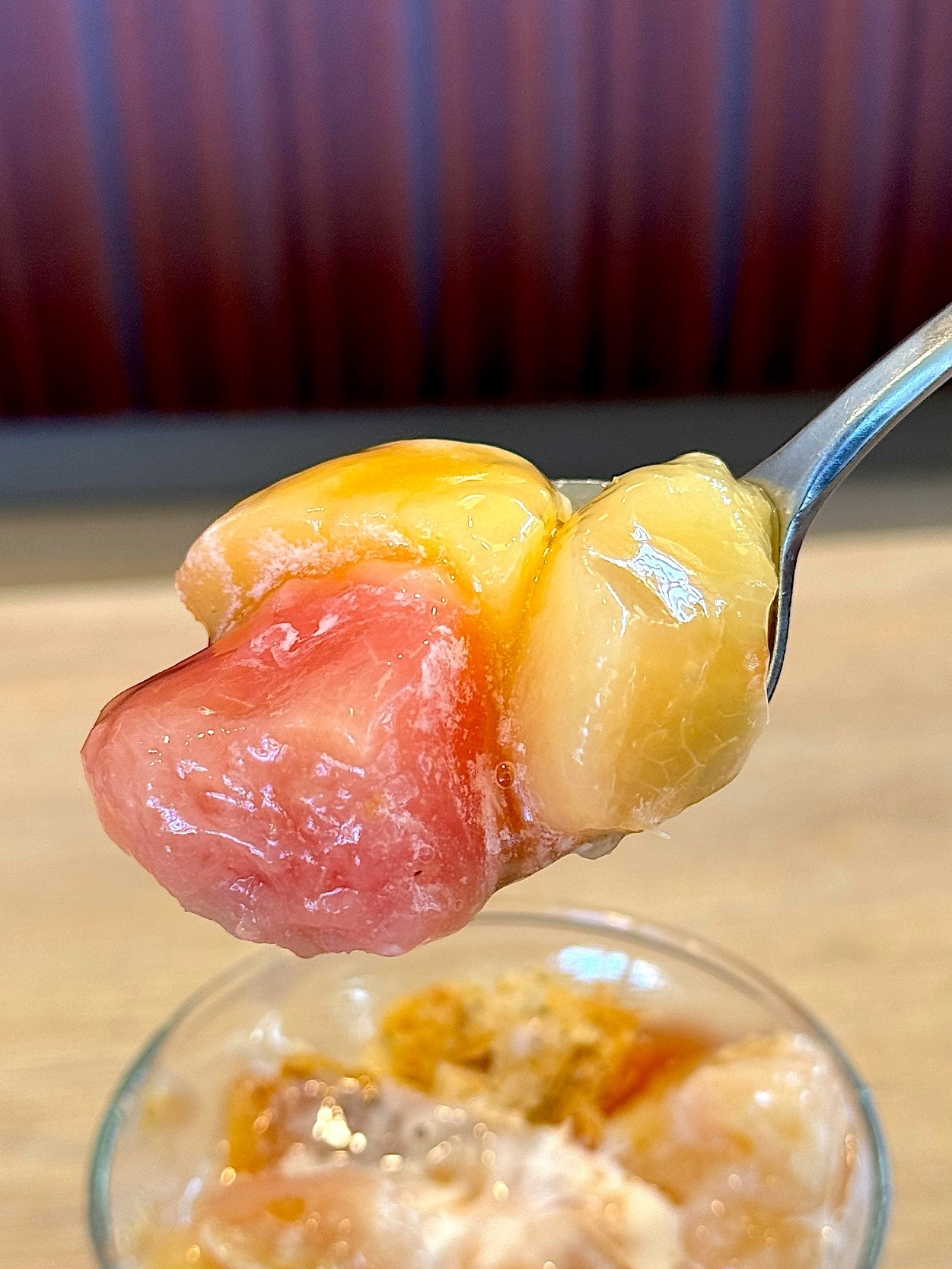 ガストのおすすめスイーツ「ごろっと白桃のサンデー」