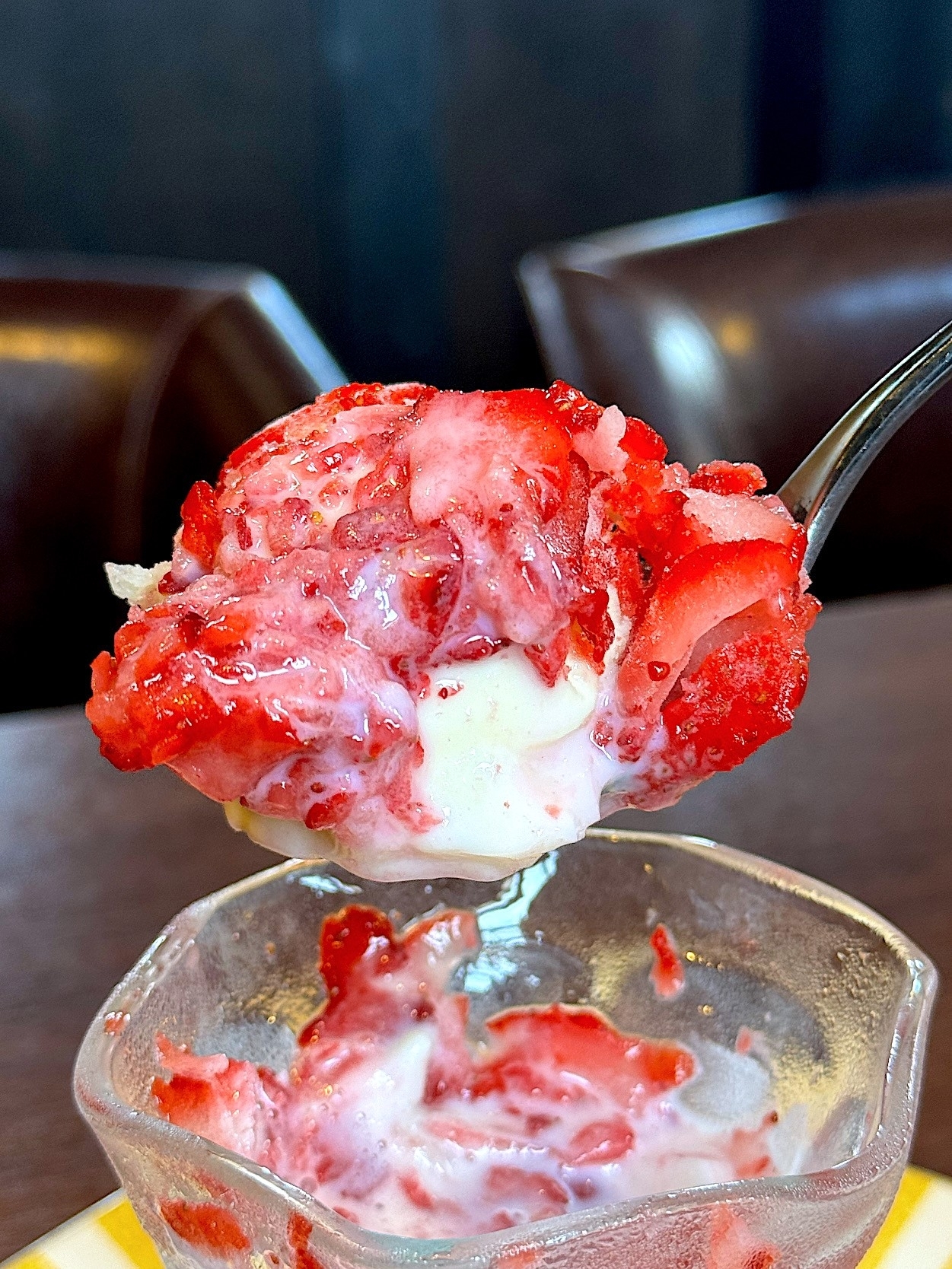 星乃珈琲店のオススメのスイーツ「けずり苺パフェ」