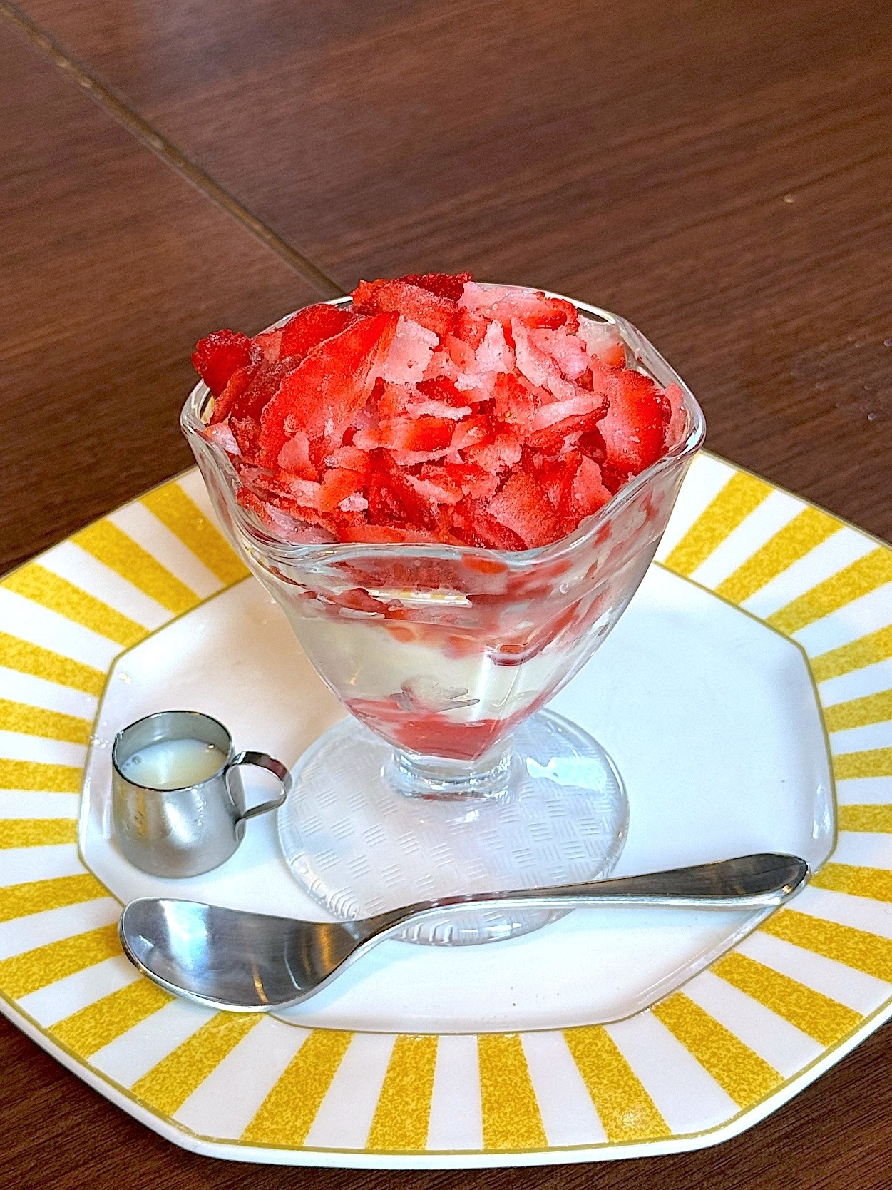 星乃珈琲店のオススメのスイーツ「けずり苺パフェ」