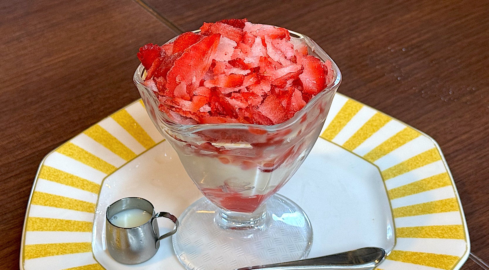 星乃珈琲店のオススメのスイーツ「けずり苺パフェ」