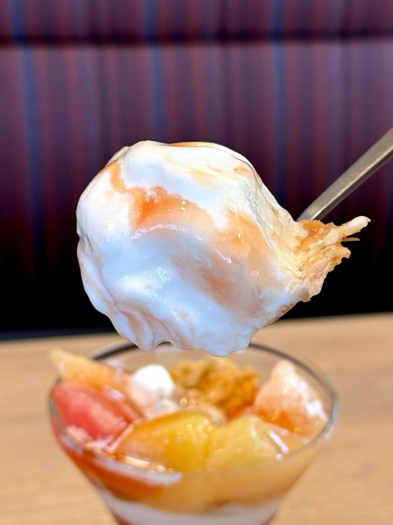 ガストのおすすめスイーツ「ごろっと白桃のサンデー」