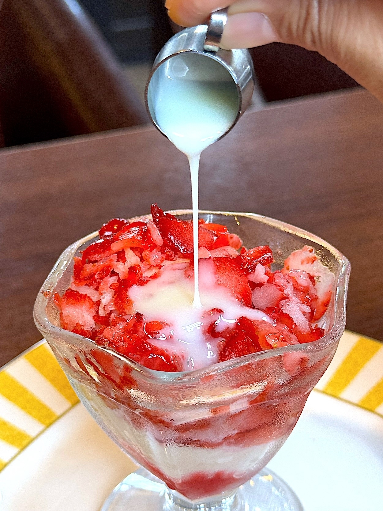 星乃珈琲店のオススメのスイーツ「けずり苺パフェ」