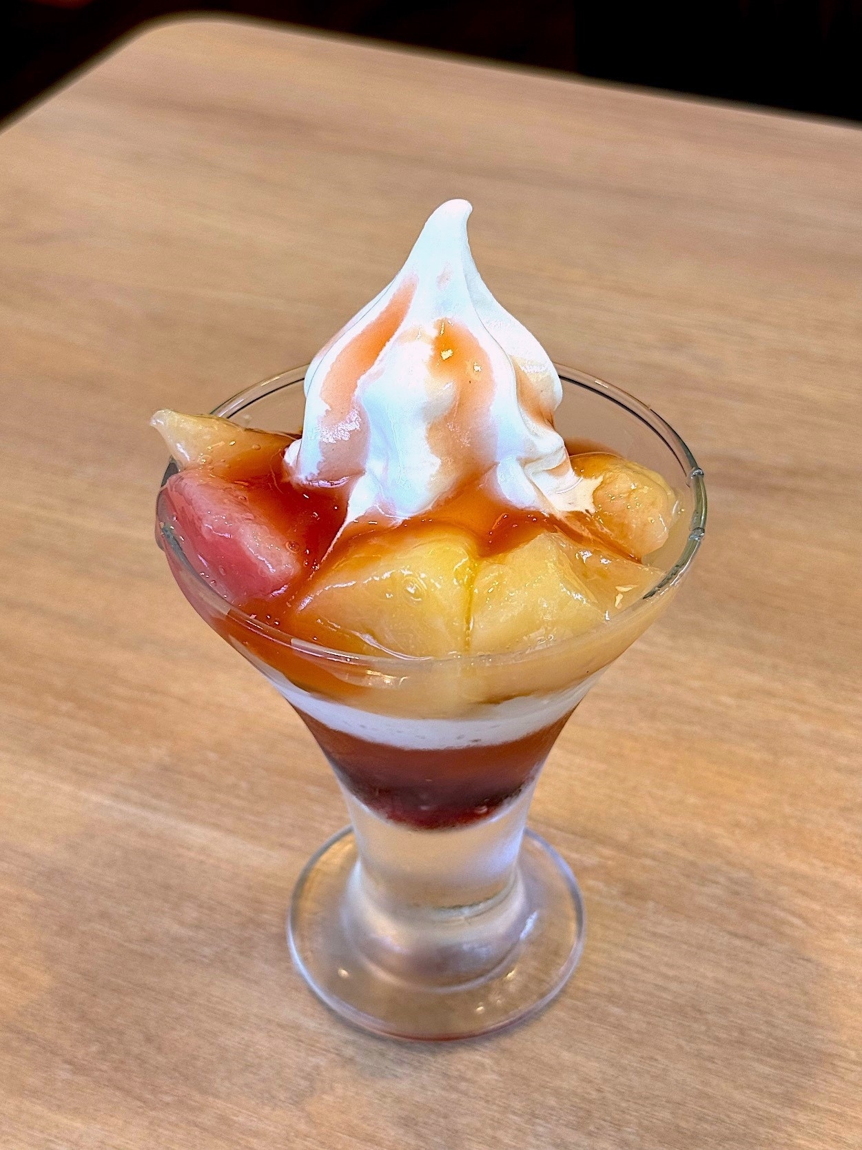 ガストのおすすめスイーツ「ごろっと白桃のサンデー」