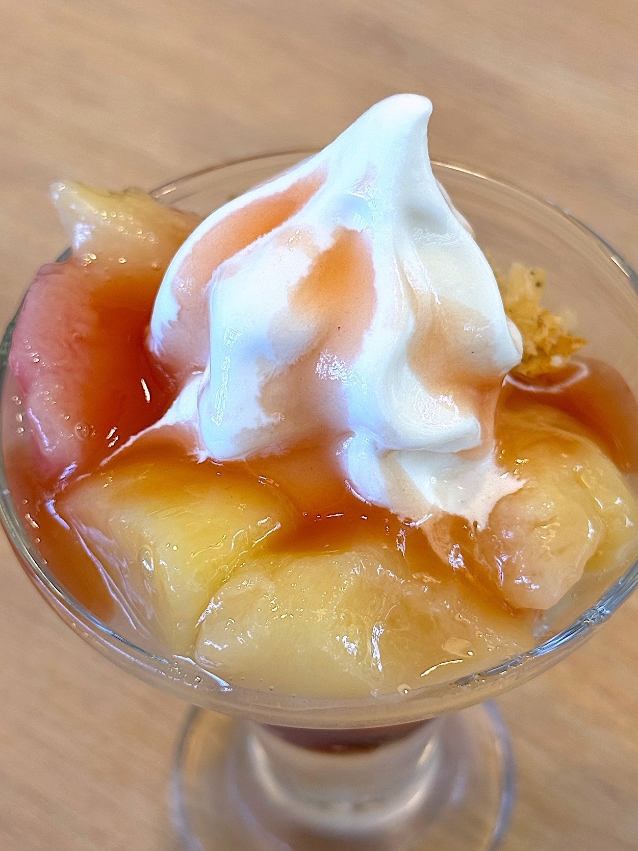 ガストのおすすめスイーツ「ごろっと白桃のサンデー」