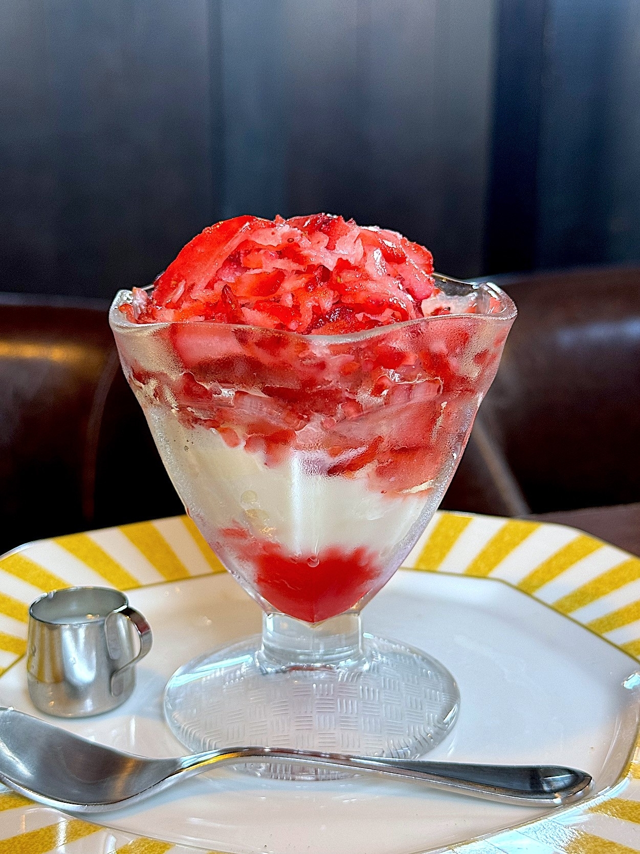 星乃珈琲店のオススメのスイーツ「けずり苺パフェ」