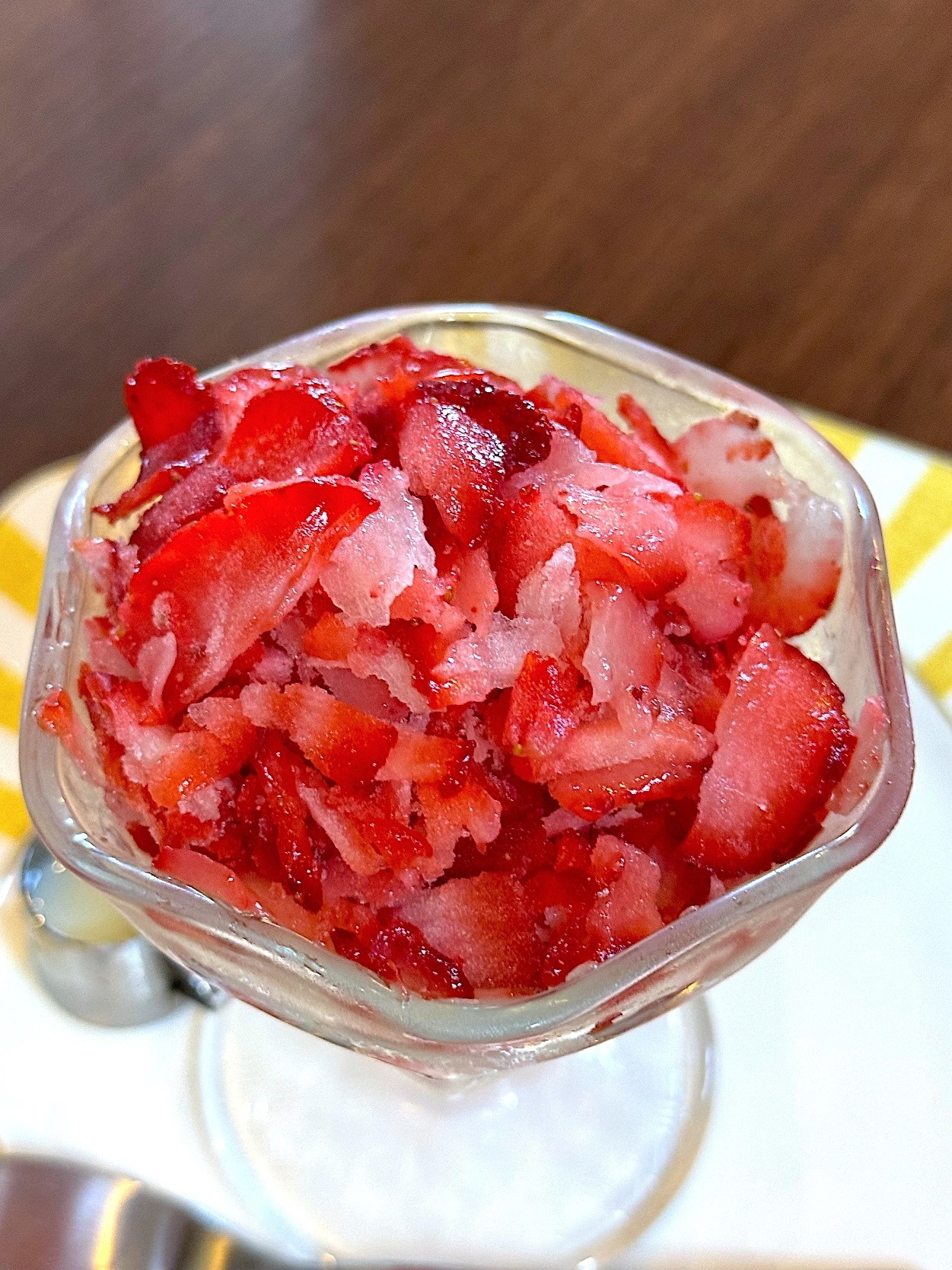 星乃珈琲店のオススメのスイーツ「けずり苺パフェ」