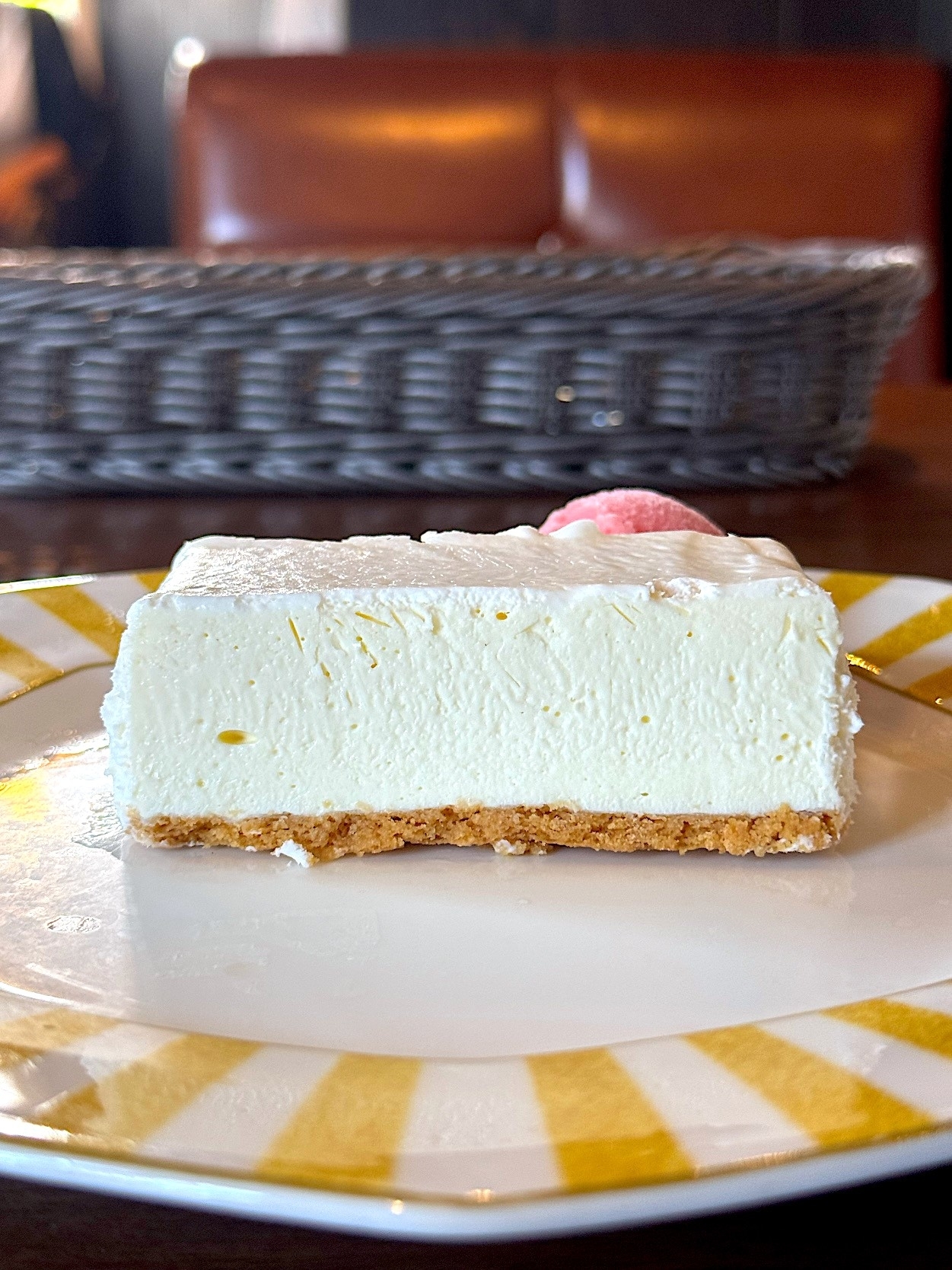 星乃珈琲店のおすすめスイーツ「濃厚レアチーズケーキ ラズベリーソルベ添え」