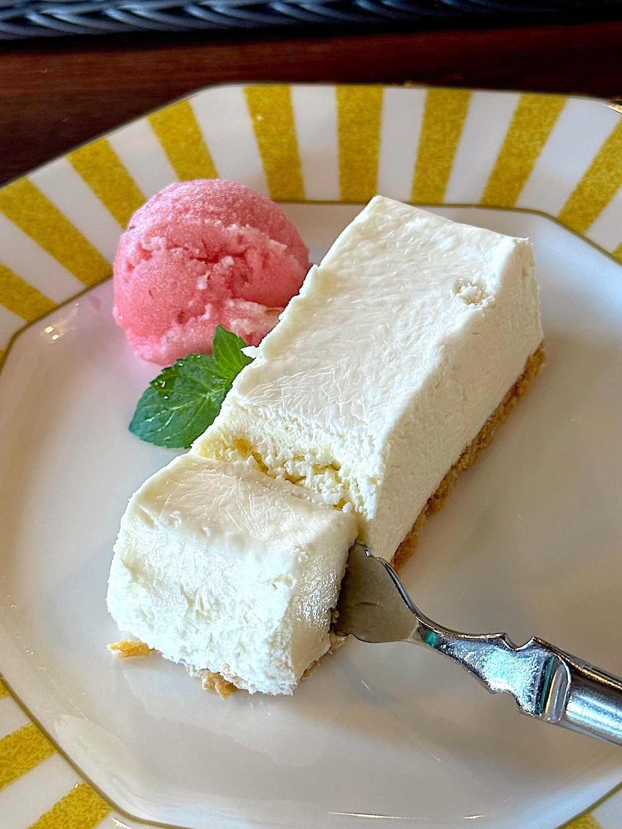 星乃珈琲店のおすすめスイーツ「濃厚レアチーズケーキ ラズベリーソルベ添え」