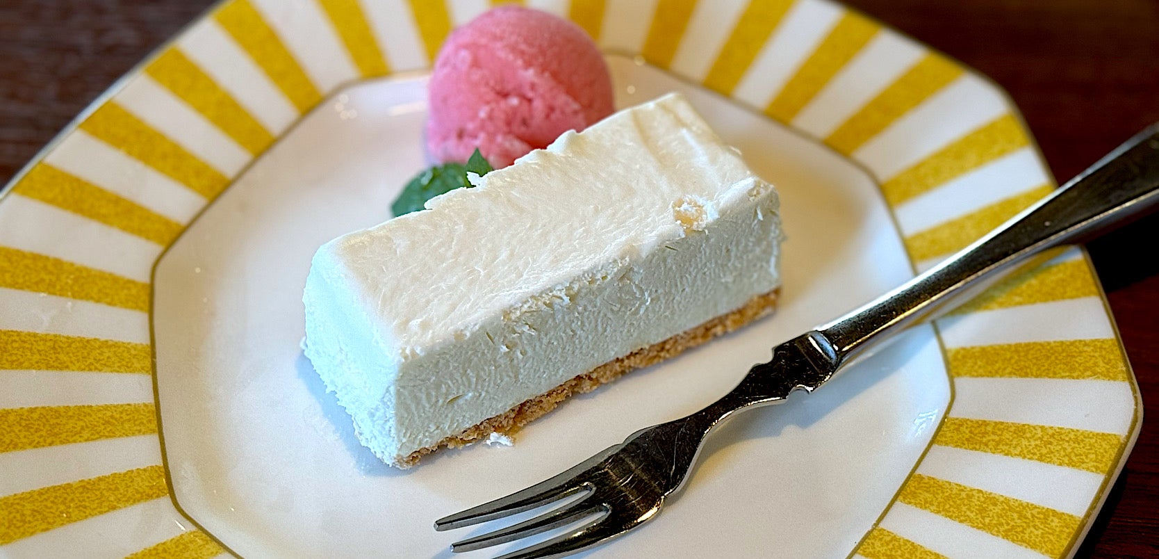 星乃珈琲店のおすすめスイーツ「濃厚レアチーズケーキ ラズベリーソルベ添え」