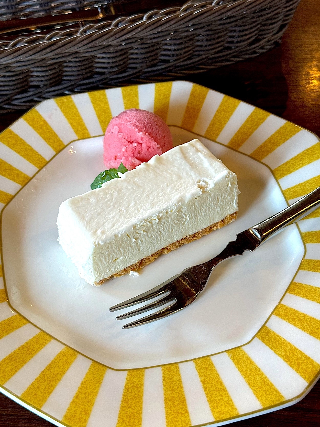 星乃珈琲店のおすすめスイーツ「濃厚レアチーズケーキ ラズベリーソルベ添え」