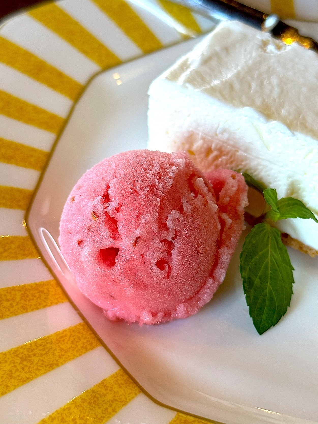 星乃珈琲店のおすすめスイーツ「濃厚レアチーズケーキ ラズベリーソルベ添え」