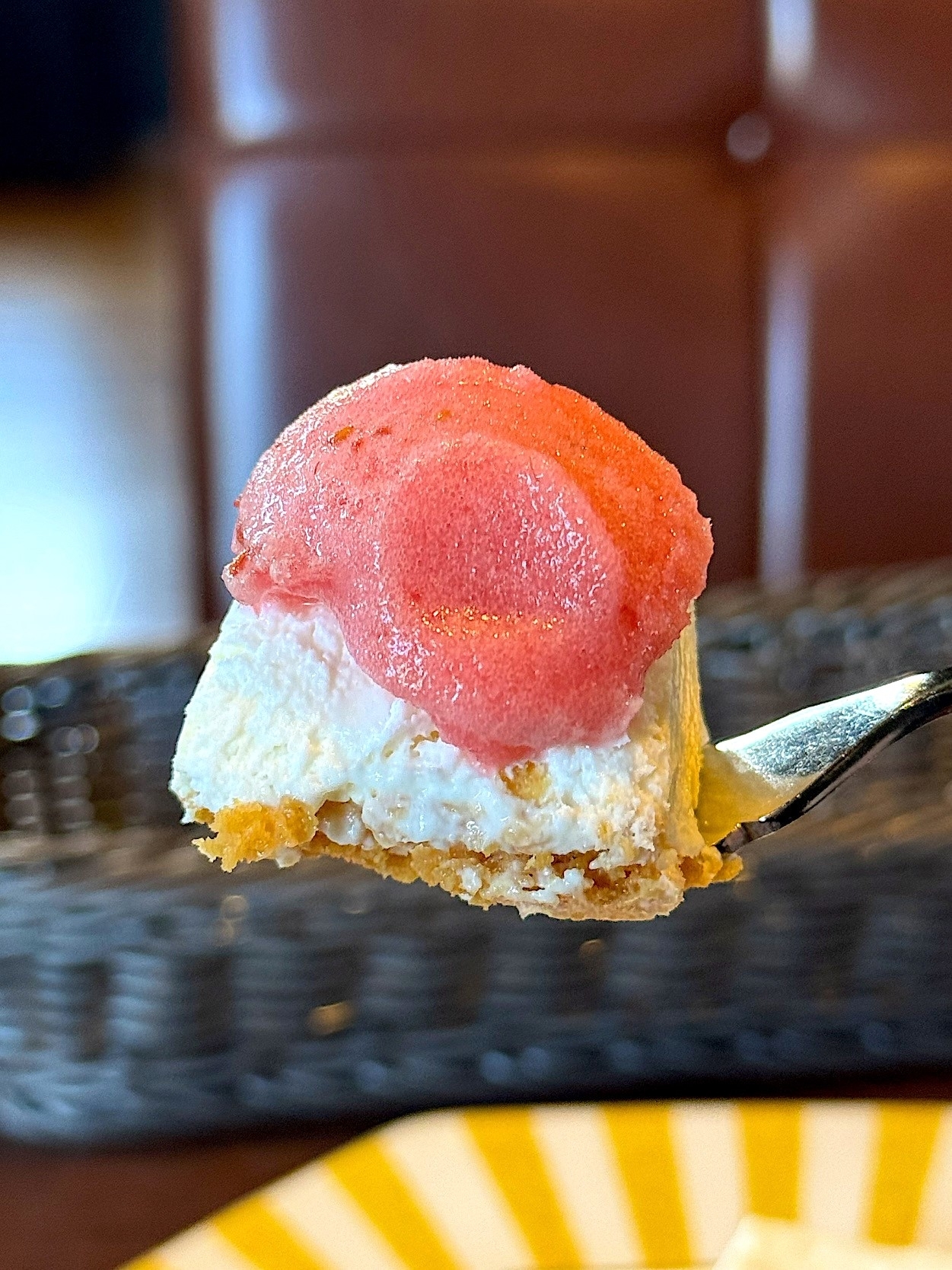 星乃珈琲店のおすすめスイーツ「濃厚レアチーズケーキ ラズベリーソルベ添え」