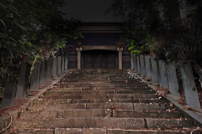 画像の中には、鏡や複数の洗面台が映し出されている近代的な室内の様子が描かれています。人物は写っていません。