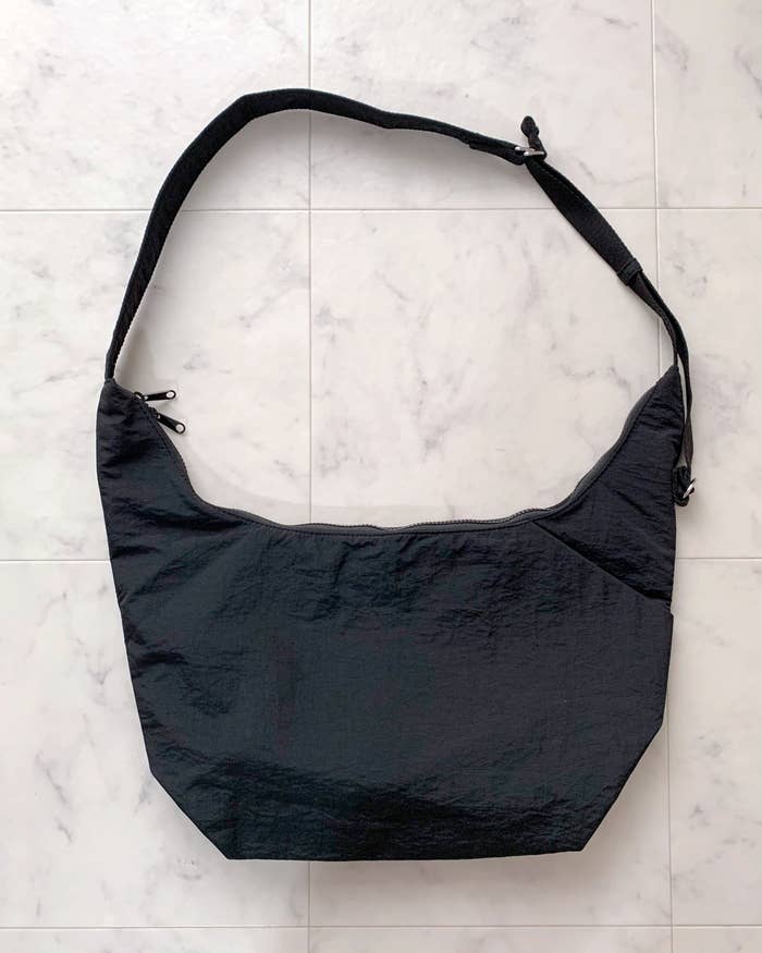 GU（ジーユー）のおすすめファッションアイテム「ソフトナイロンクロスボディバッグ」