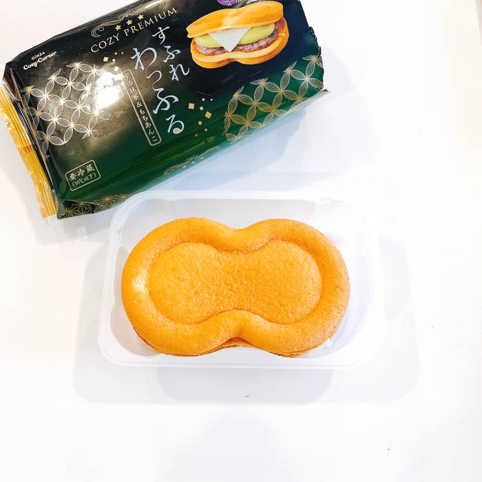 コージーコーナーのオススメのスイーツ「コージープレミアムスフレワッフル（宇治抹茶&amp;amp;もちあんこ）」