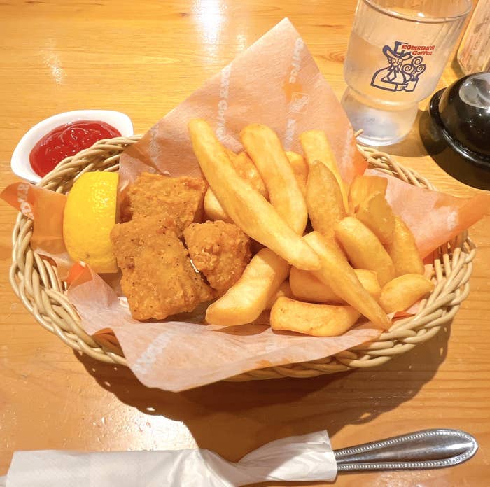 コメダ珈琲店のオススメのメニュー「ポテチキ（コメチキ3ケ）」