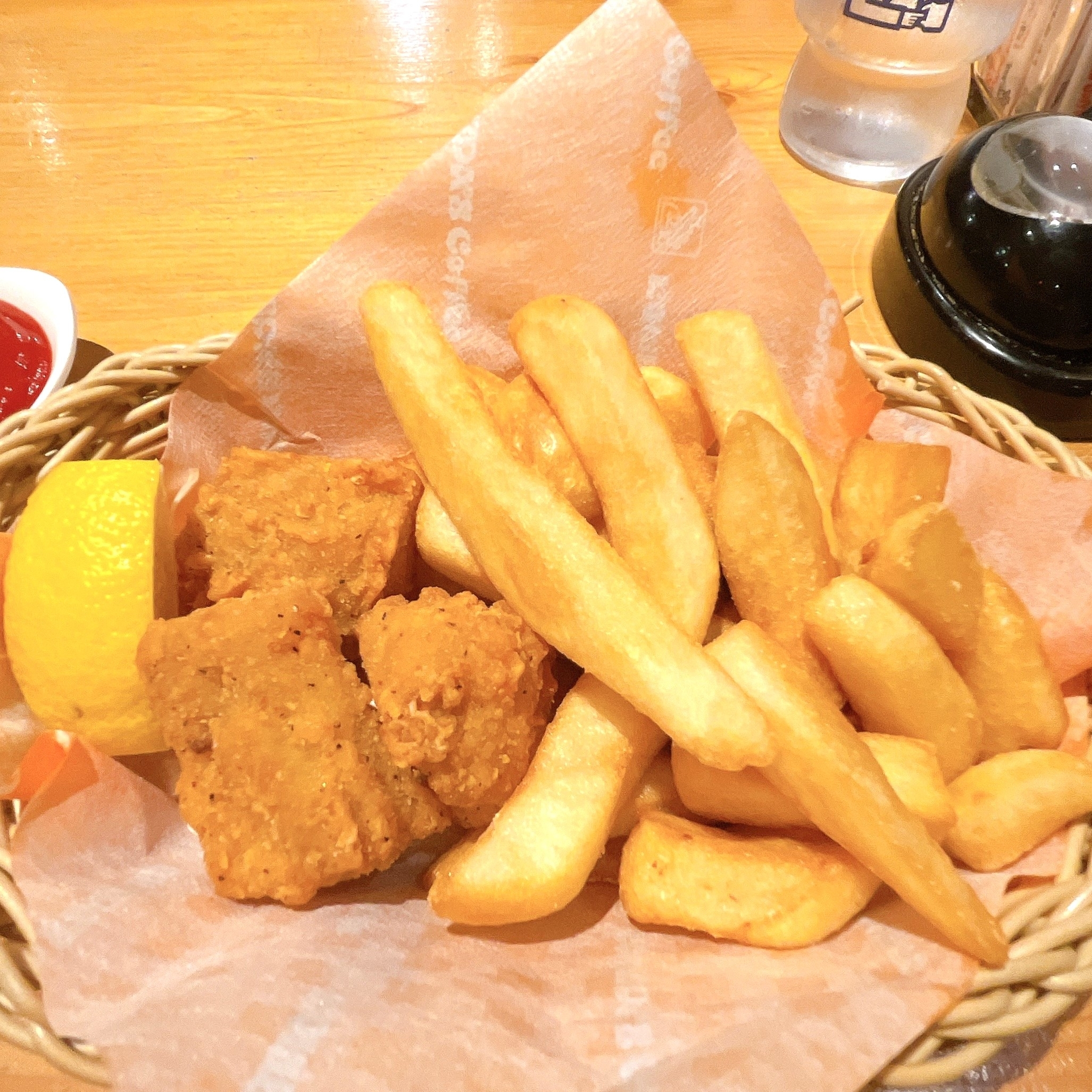 コメダ珈琲店のオススメのメニュー「ポテチキ（コメチキ3ケ）」