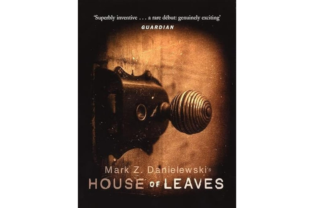 Cover of the book &quot;House of Leaves&quot; by Mark Z. Danielewski. The image shows a door handle and a quote from The Guardian praising the book