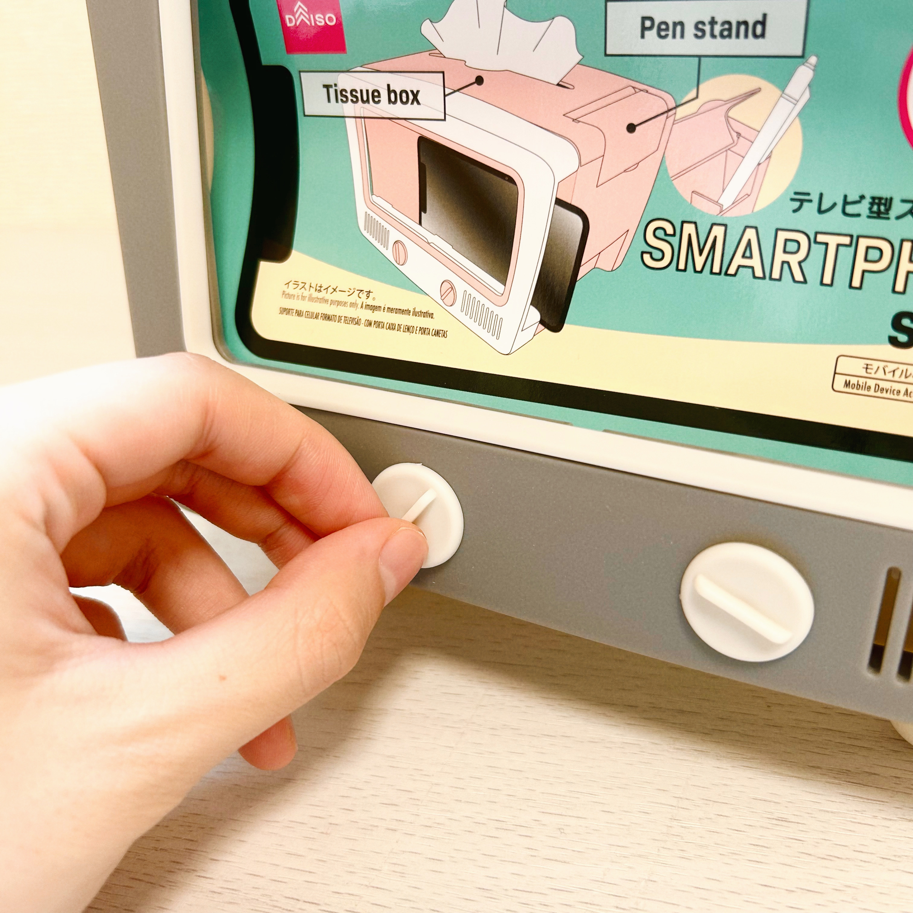 DAISO（ダイソー）の便利アイテム「テレビ型スマホスタンド」