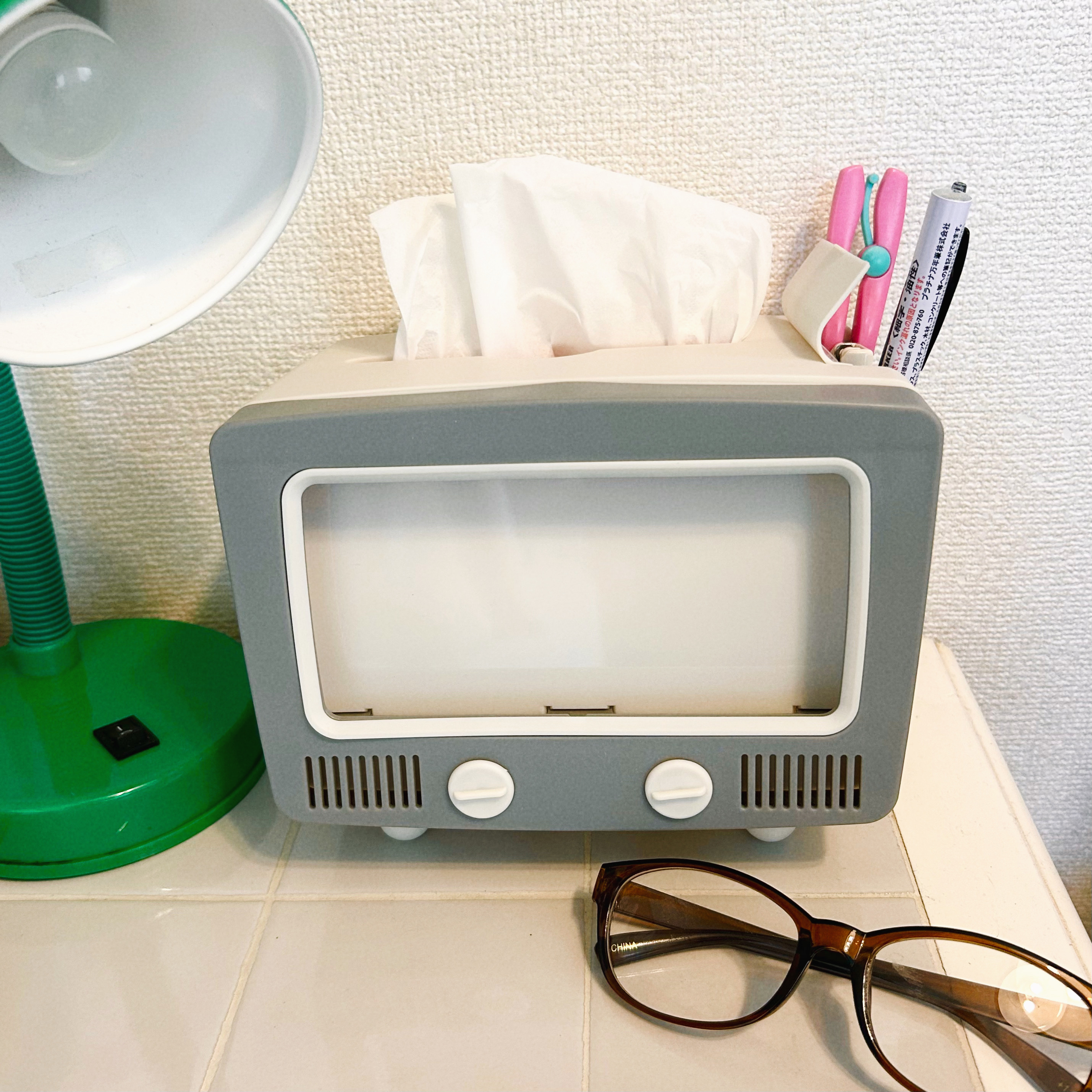 DAISO（ダイソー）の便利アイテム「テレビ型スマホスタンド」