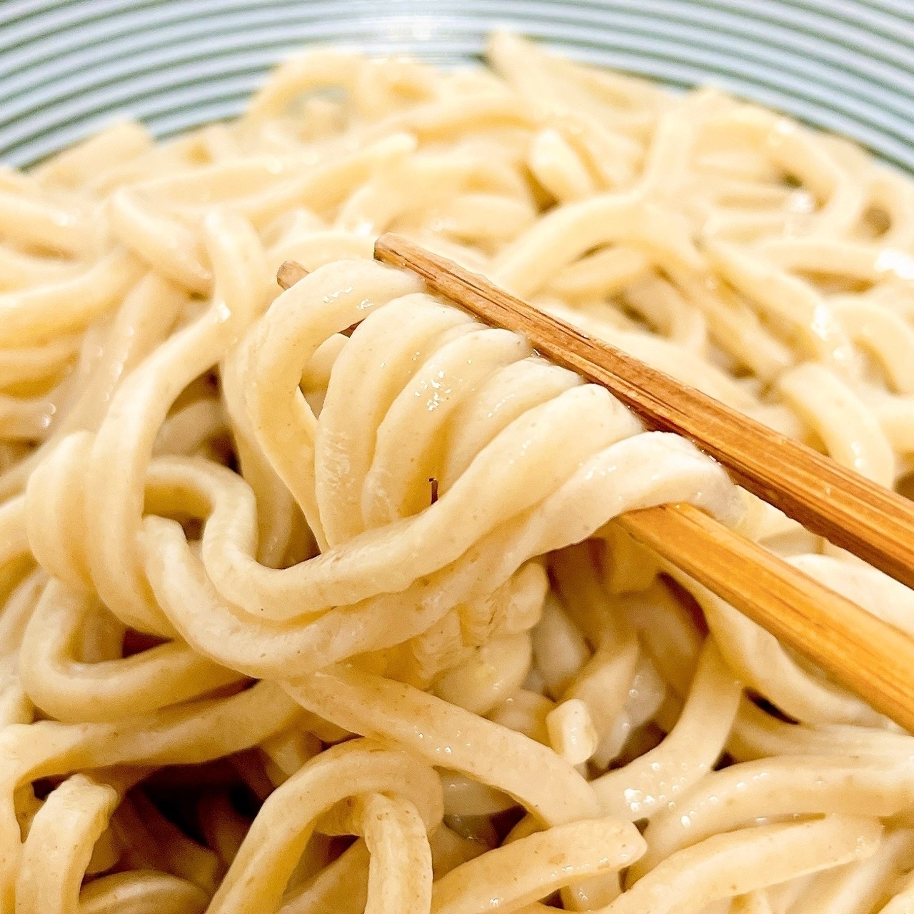 セブン-イレブンのおすすめフード「7プレミアムゴールド 金の濃厚つけめん」