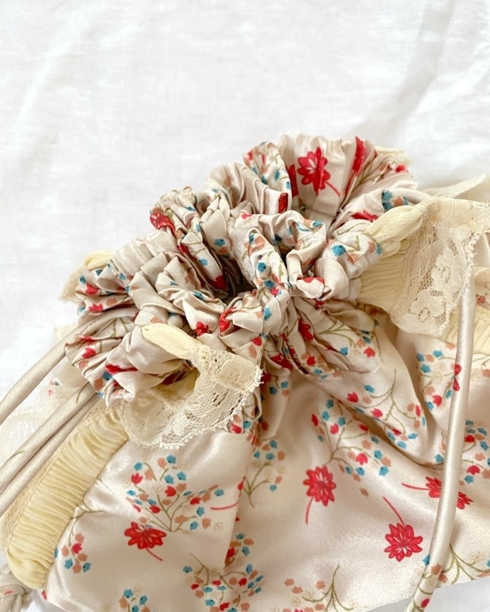 ZARA（ザラ）のおすすめファッションアイテム「フラワープリント ミニクロスボディバッグ」