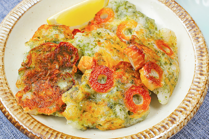 レモンのくし型切りと共に盛り付けられた料理