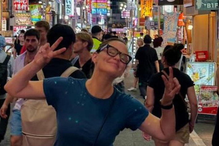 ジェニファー・ガーナーがカンヌのレッドカーペットで、肩を出したエレガントなドレスを着ています。