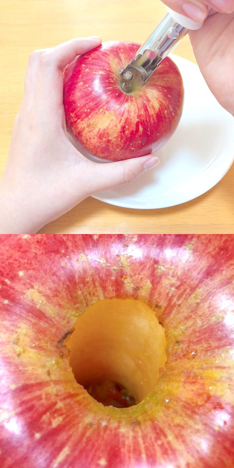 リンゴの芯を抜いている手のアップ。抜かれた後のリンゴの芯の穴が見える。