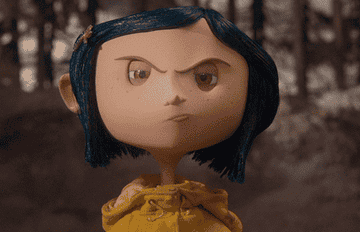 Coraline, personaje animado de la película &quot;Coraline&quot;, frunce el ceño vistiendo un impermeable