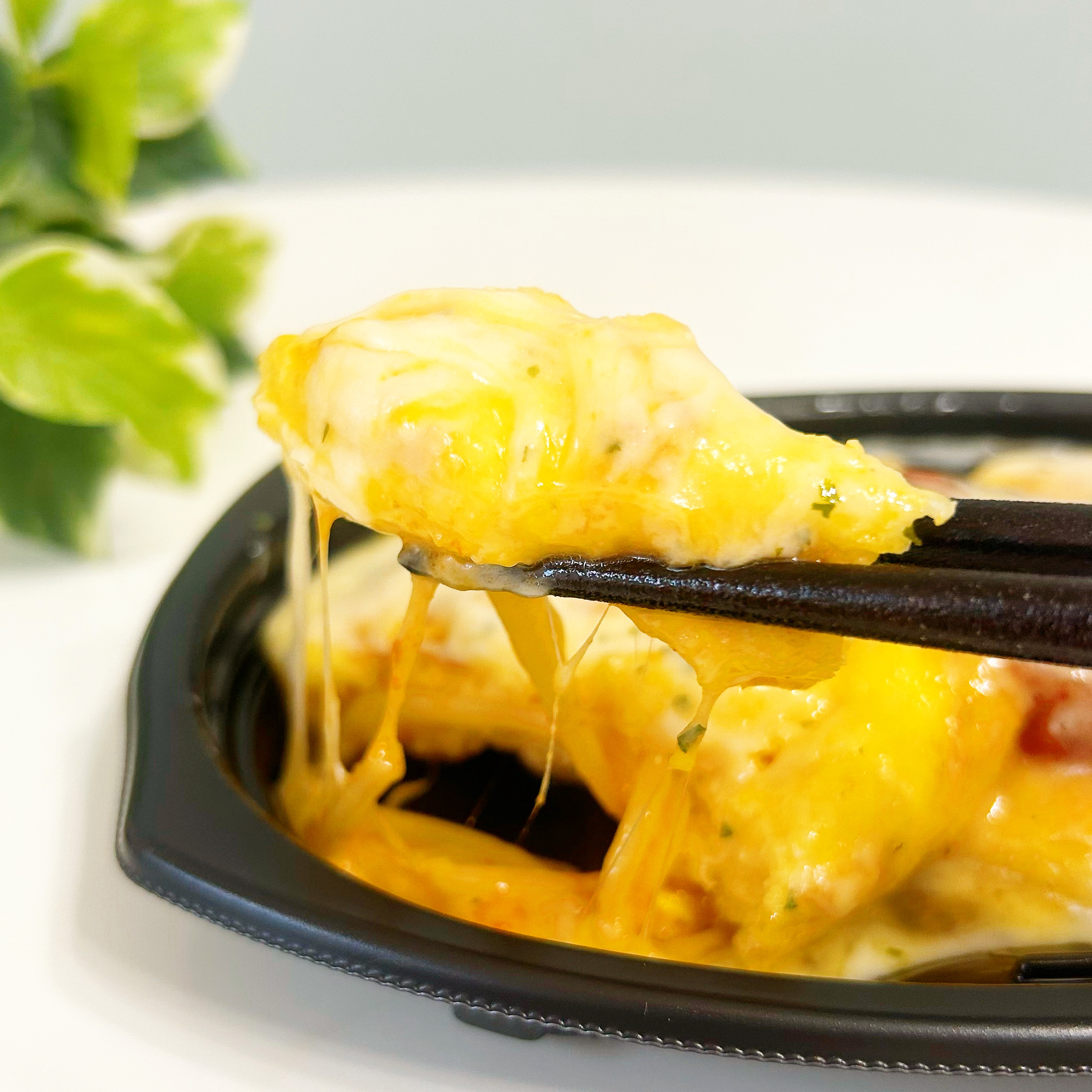 FamilyMart(ファミリーマート)のおすすめフード「チーズに溺れるオムレツ(トマトのソースがけ)」