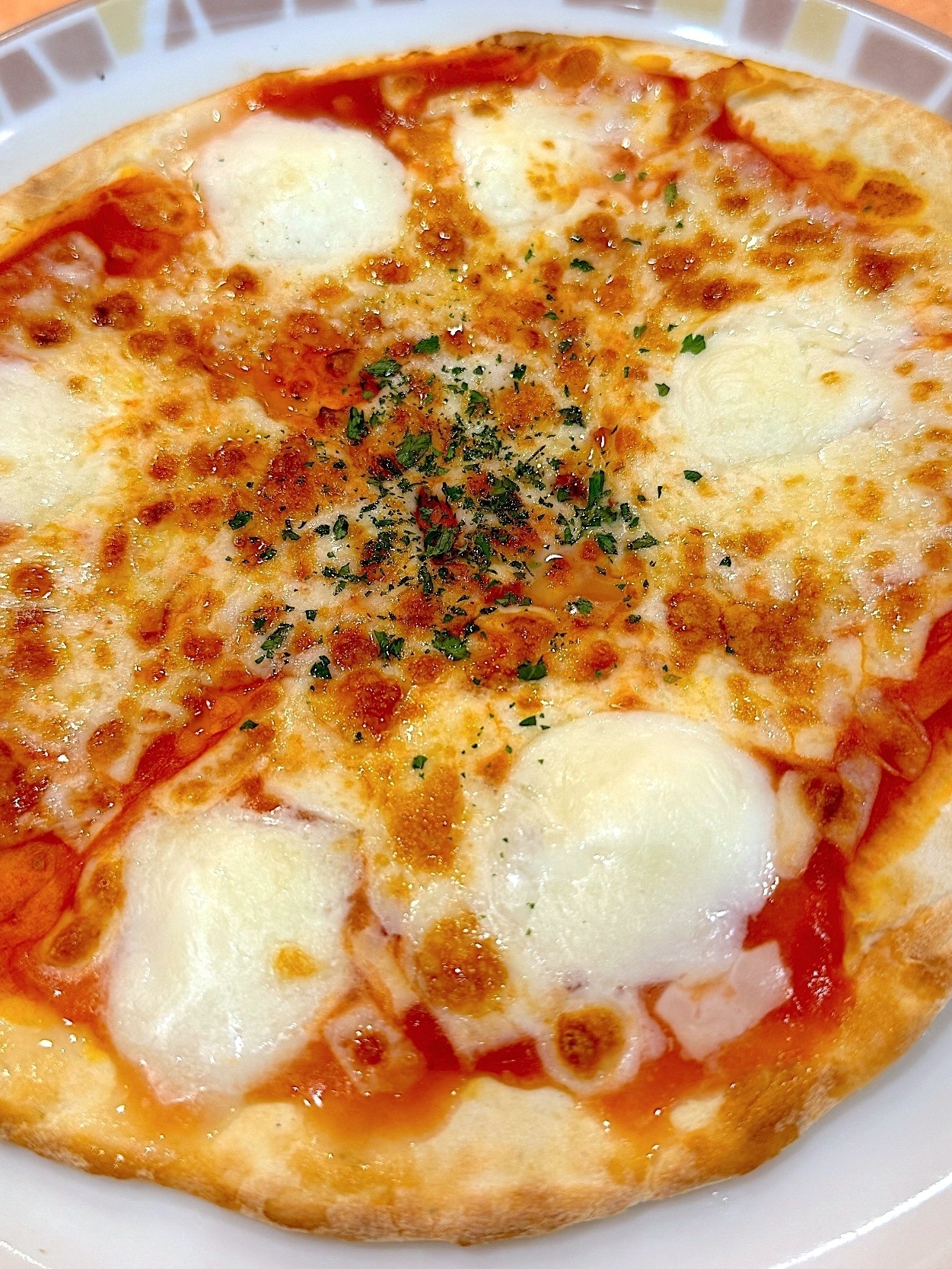 サイゼリヤのおすすめフード「バッファローモッツァレラのマルゲリータピザ」