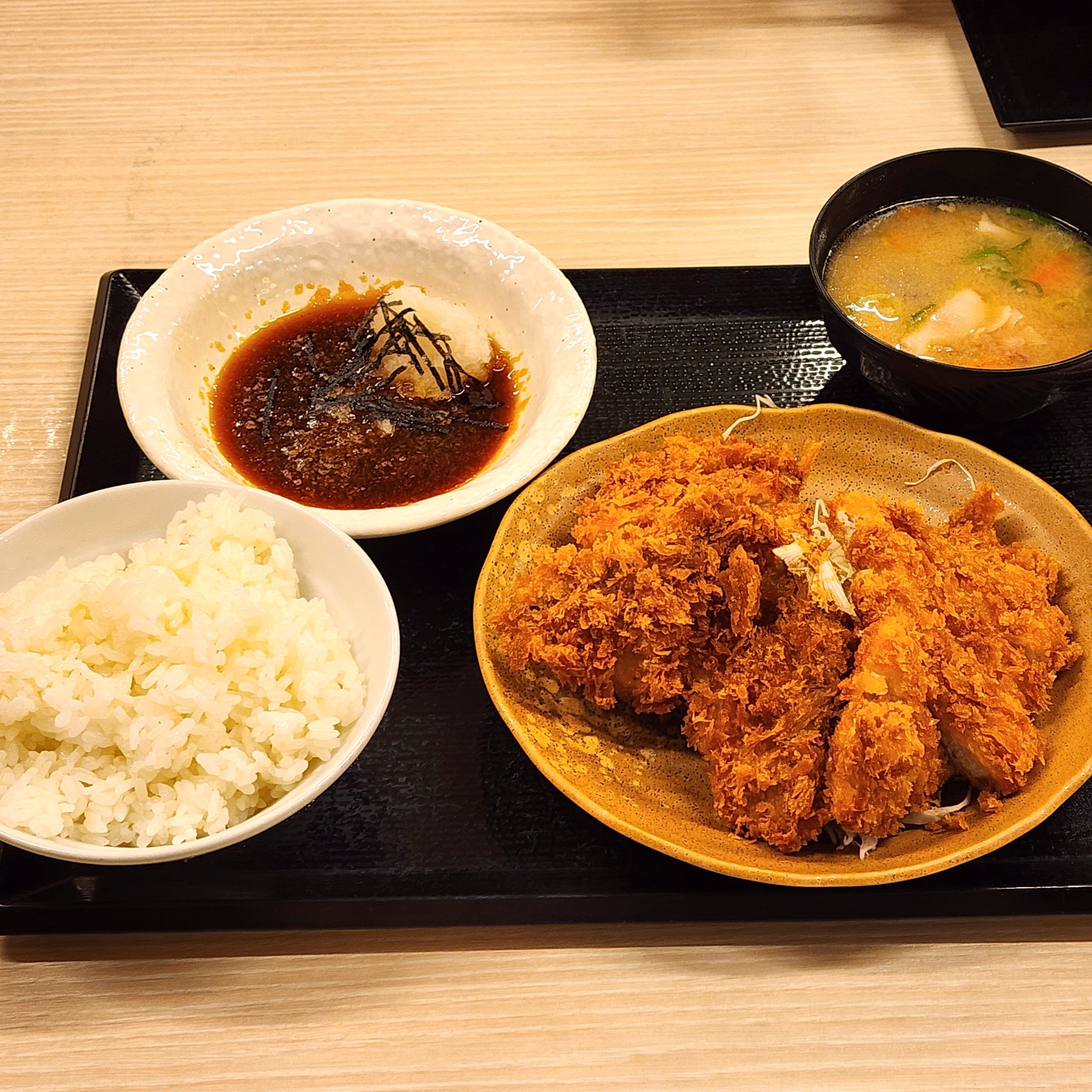 かつやのおすすめフード「おろしつけカツ定食」
