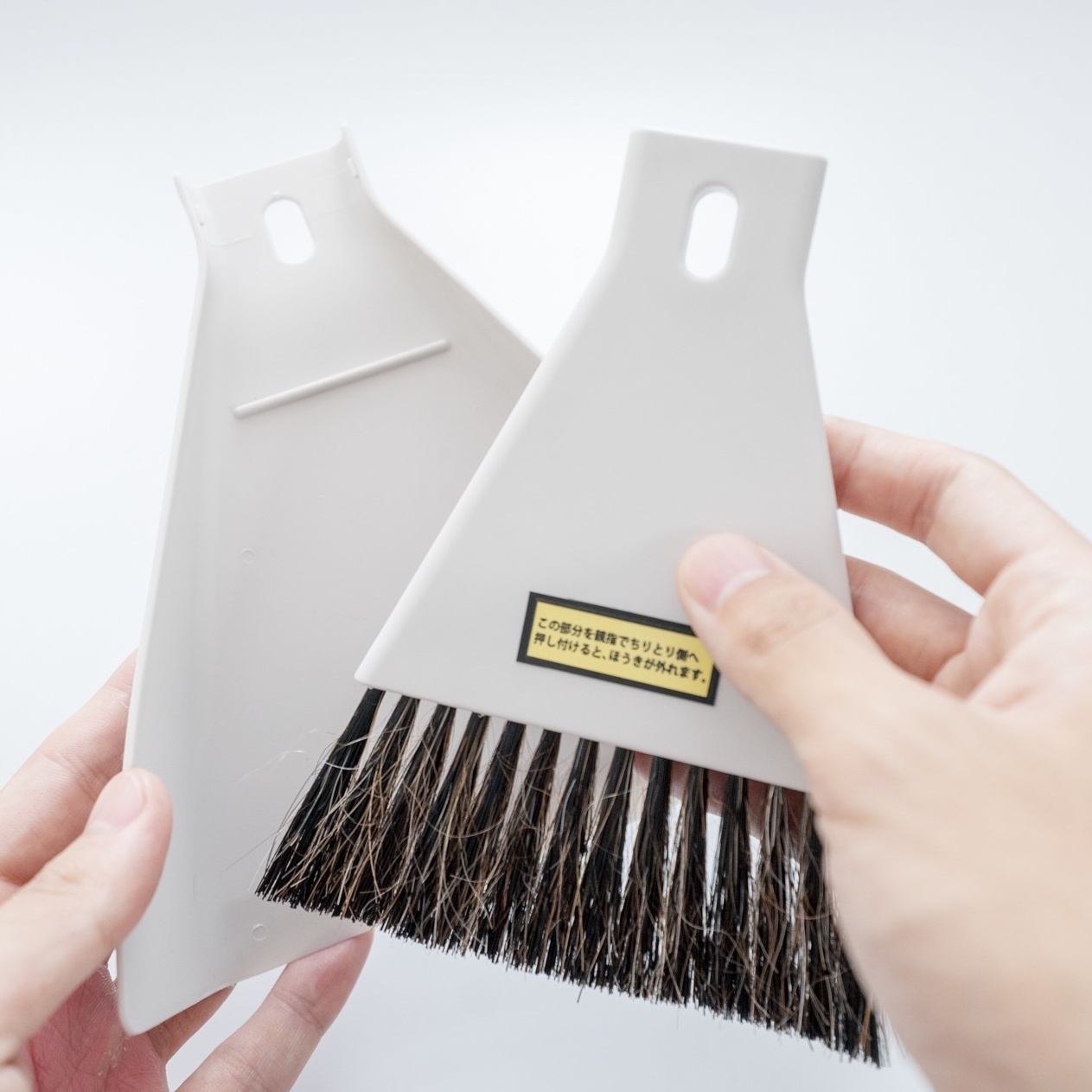 無印良品のおすすめ掃除グッズ「卓上ほうき ちりとり付き」
