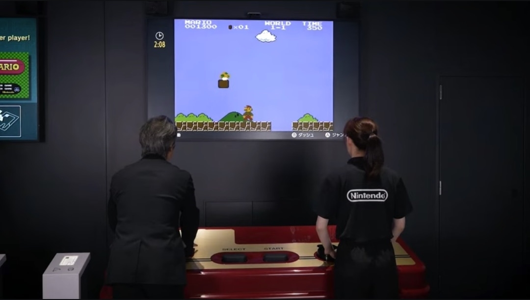 “巨大コントローラー”で『スーパーマリオブラザーズ』を遊ぶ宮本茂さん