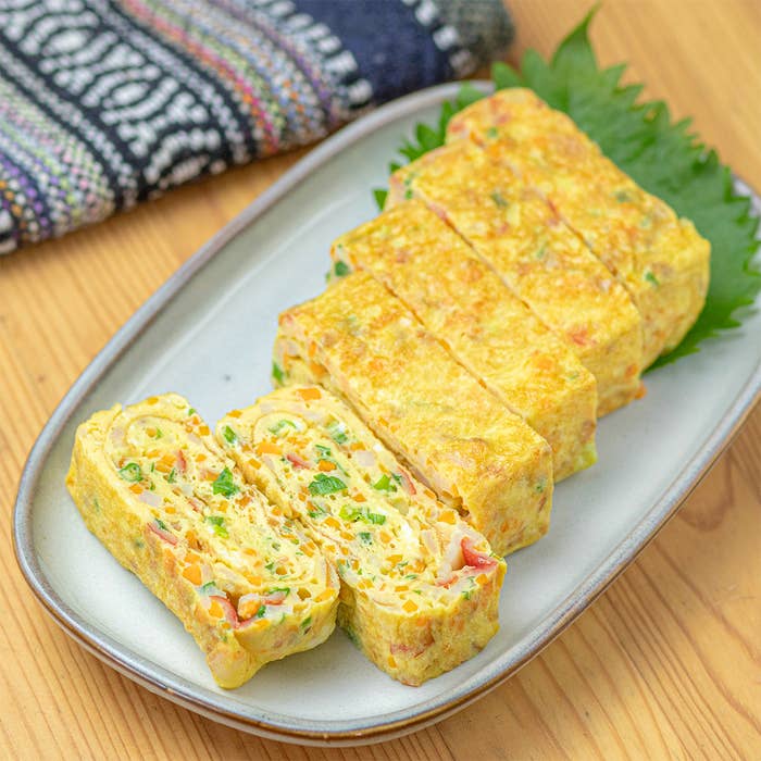 お皿に盛られた数切れのだし巻き卵です。