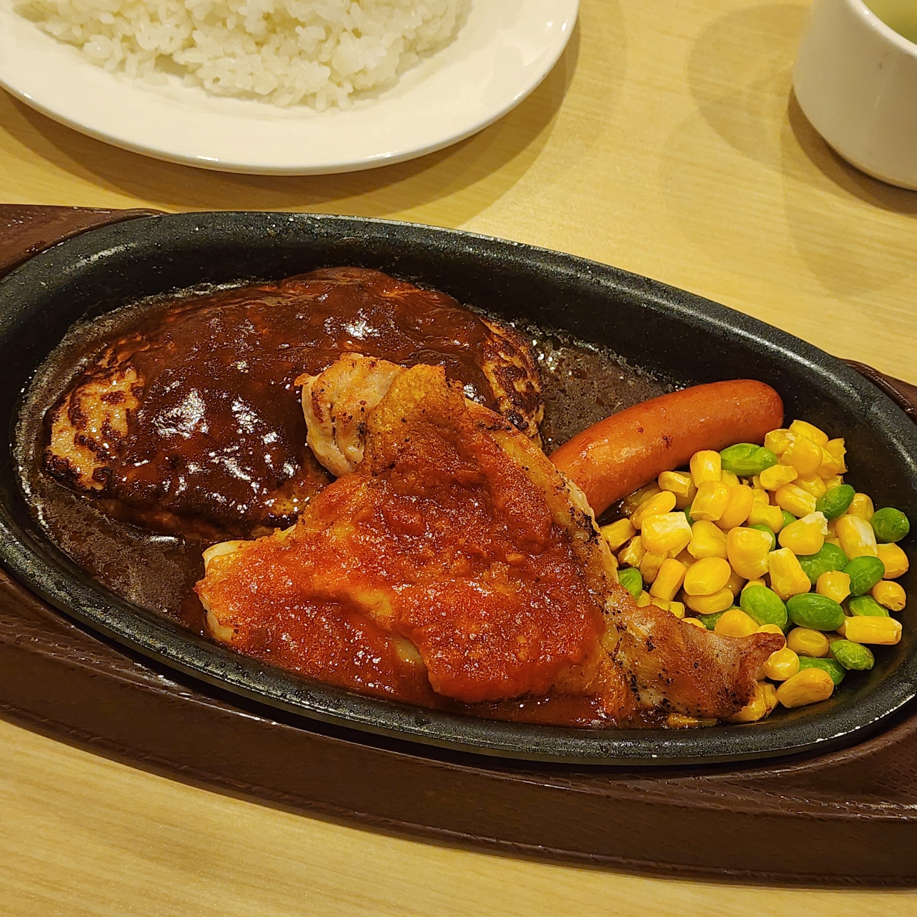 ガストのおすすめフード「鉄板ハンバーグミックスグリル」