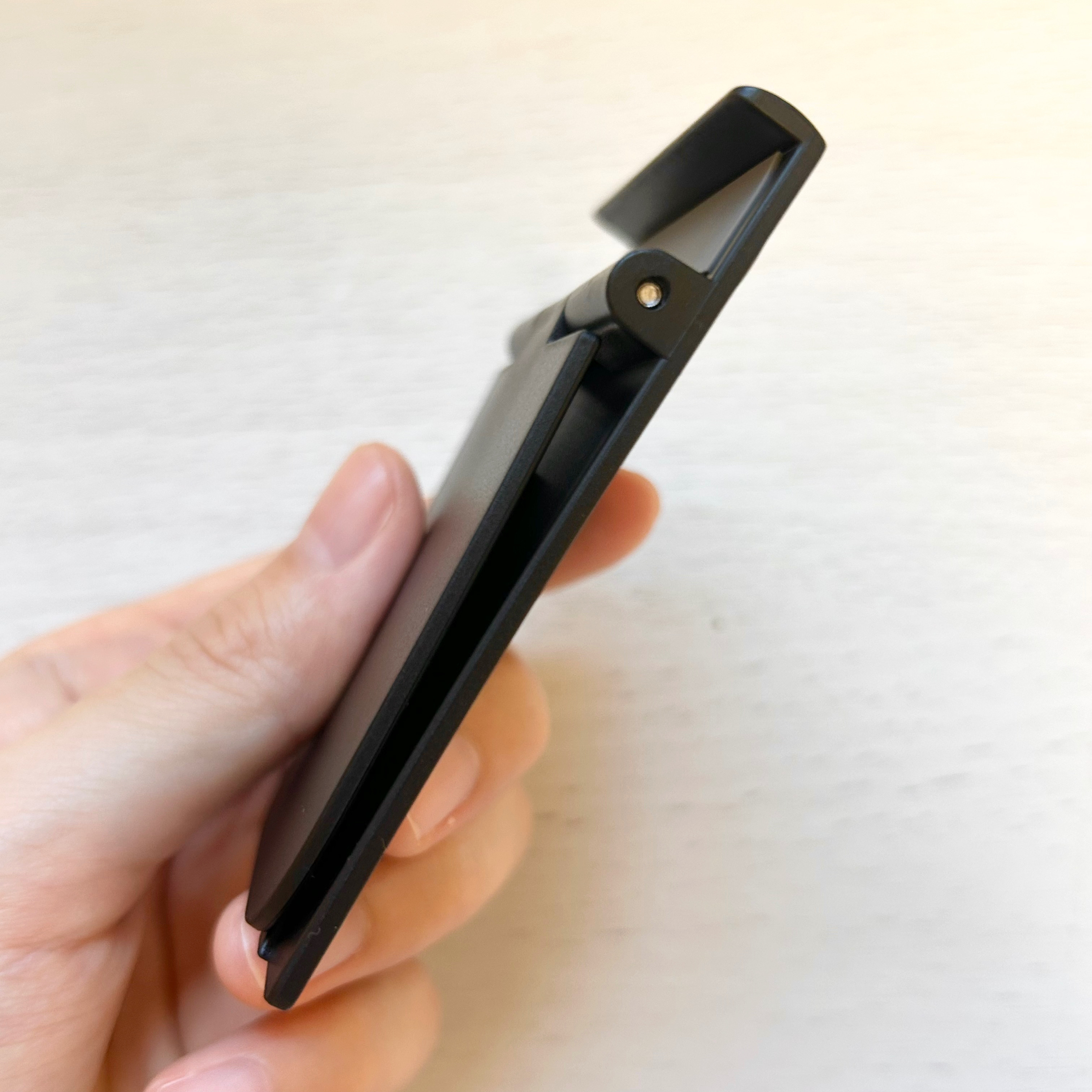 DAISO(ダイソー)の便利アイテム「折りたためるスリムスマートフォンスタンド」