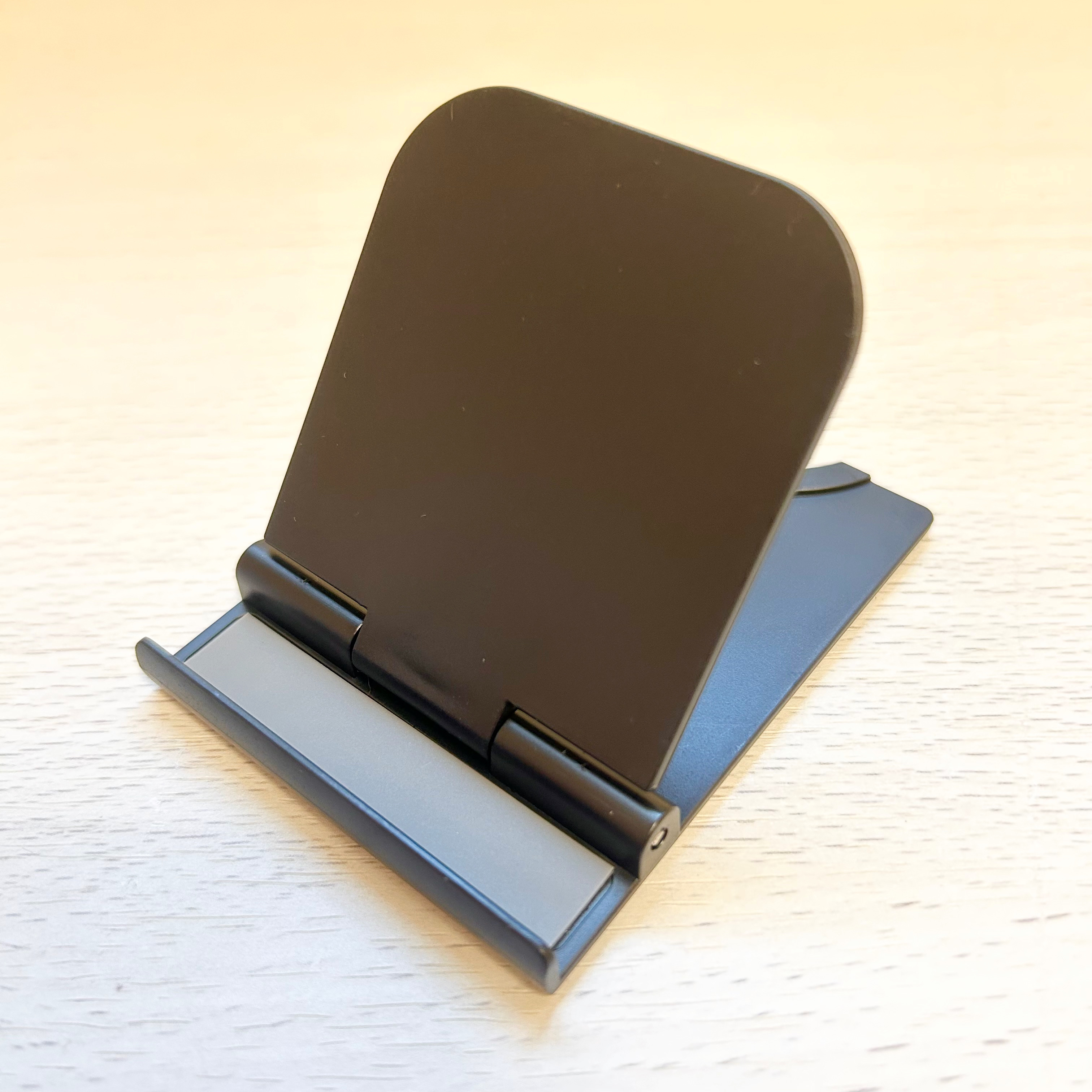 DAISO(ダイソー)の便利アイテム「折りたためるスリムスマートフォンスタンド」