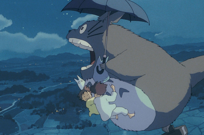 トトロの近接画像。彼は驚いている表情をしています。