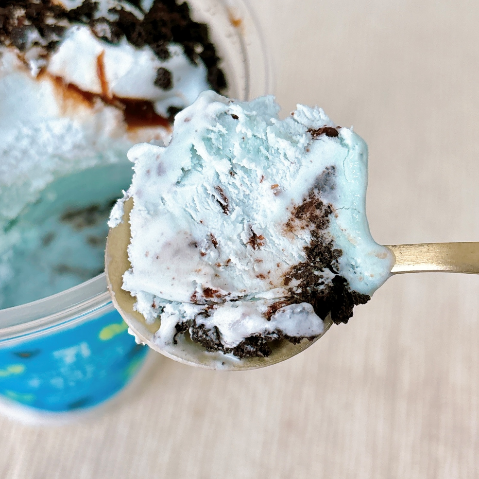 セブン-イレブンのおすすめスイーツ「7プレミアム ミント推しのためのチョコミントパフェ」