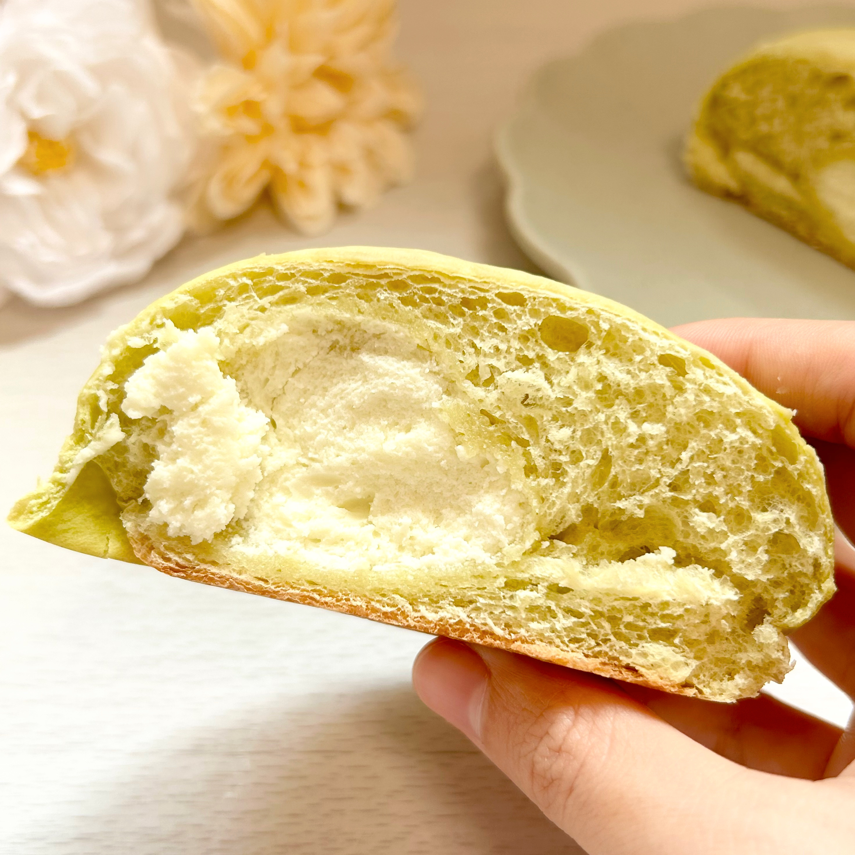 LAWSON(ローソン)のやみつきスイーツパン「シャインマスカットのホイップパン」