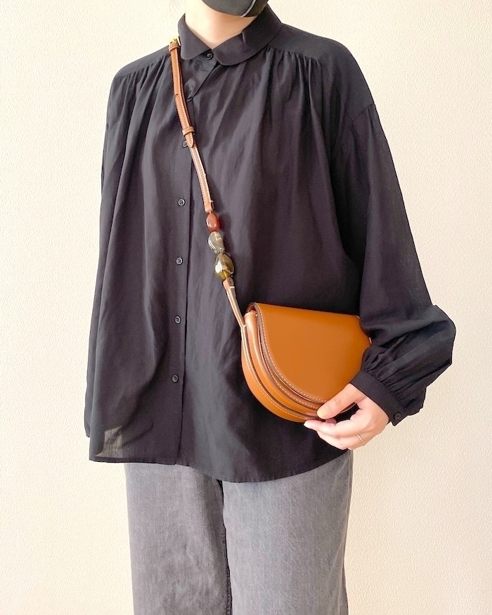 ZARA（ザラ）のおすすめバッグ「ビジュー付きクロスボディバッグ」